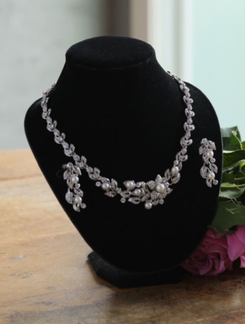 ロングドレスにぴったりな首元を華やげるネックレスセット